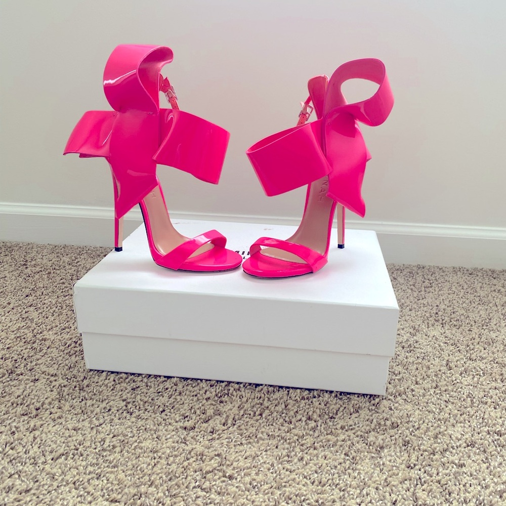 Aminah Abdul Jillil bow heels size 6